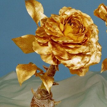 大輪の金箔の薔薇のオブジェの画像