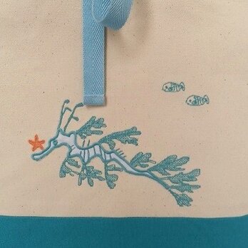 刺繍入り帆布バッグ leafy sea dragon生成り/ターコイズの画像