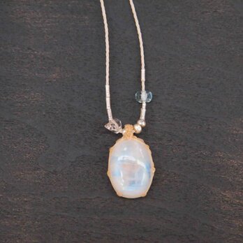 516-ひと粒のハーキマーダイヤモンドとレインボームーンストーンのネックレスの画像
