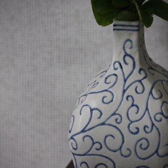 四面唐草模様の花瓶の画像