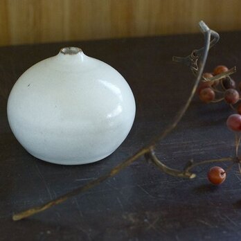 白い陶器の花器（無地/丸）の画像