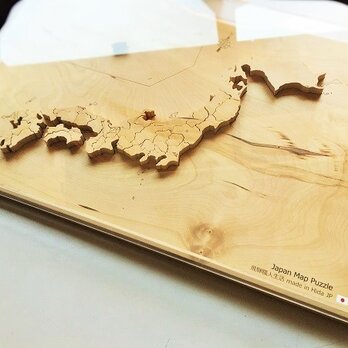 【送料無料】一枚板から製作した木製の日本地図パズル アクリル製の蓋カバー＋真鍮製のスタンド付きの画像