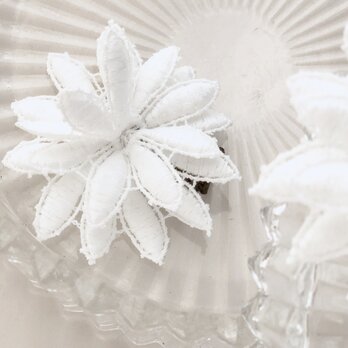 お花柄ホワイトレースのヘアクリップの画像