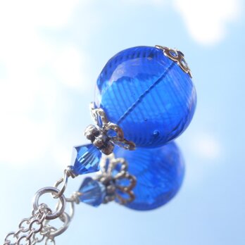 夏祭りのヨーヨーの様な紺色ストライプの吹きガラスのネックレス　小玉の画像