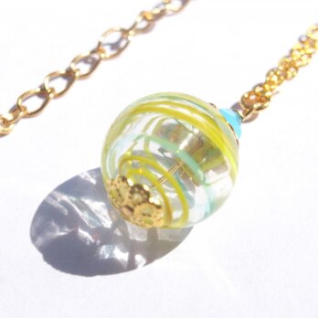 夏祭りのヨーヨーの様な黄色ストライプの吹きガラスのネックレス　小玉の画像