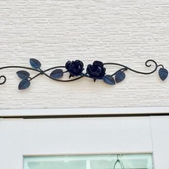薔薇の壁飾り アイアン ブラック 国産 鉄製 窓飾り ローズ ウォールデコ 壁掛 アンティーク調 バラ 外壁装飾 タペストリーの画像