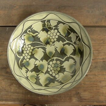 ブドウの飾り皿（二彩）