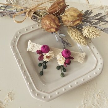 染め花と巻き玉のイヤリング(フーシャピンク&オフホワイト)の画像