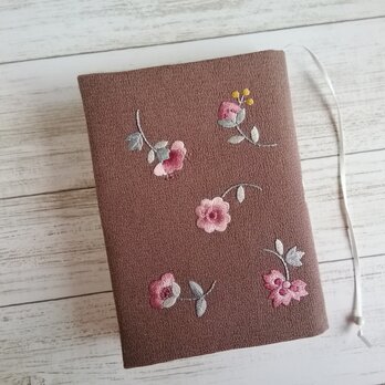 日本刺繍ブックカバー  ピンクの散らし小花の画像