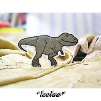 人気の恐竜ティラノサウルス★岩肌柄/ワッペン大の画像