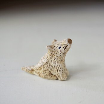 遠吠えする白おおかみ