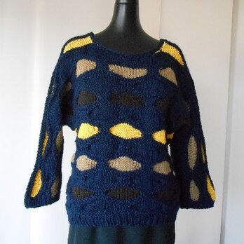 紺色の引き上げ模様編みドルマンスリーブセーターの画像
