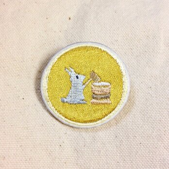 刺繍ブローチ　「月の餅つきウサギ」の画像