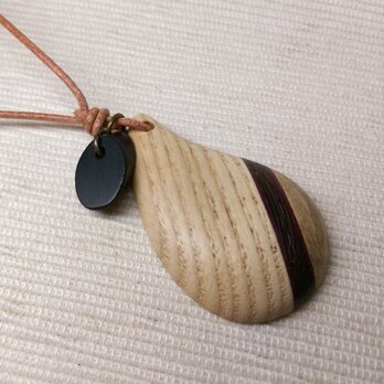 寄木と革紐のしずく型ペンダント1(送料込)