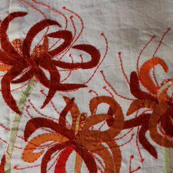 ヴィンテージ着物のタペストリー　曼珠沙華　布絵　秋の陽の中での画像