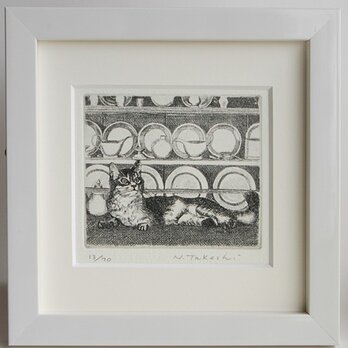 猫と食器棚 / 銅版画 (額あり）の画像