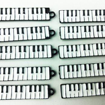 送料無料　楽器　ピアノ　チャーム　10個　鍵盤　音楽　モチーフ　アクセサリー　ネックレス　ピアス　パーツ　（AP0018）の画像
