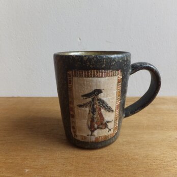 窓に一匹カップ(ネクタイカラス)