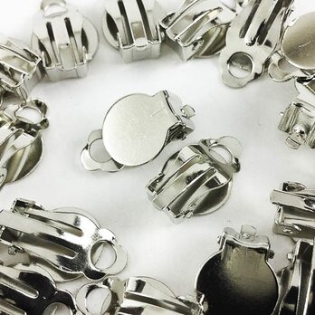 送料無料　クリップ パーツ　丸皿　台座　付き　シルバー　20個　アクセサリー ブローチ 素材　イヤリング 金具　（AP0170）の画像