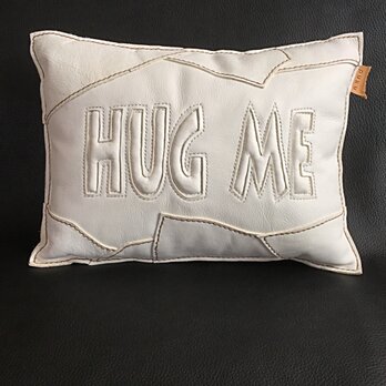 本革ぷっくりクッション「 HUG ME/white」の画像