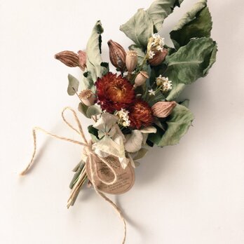 クリサンセマムと月桃の実のミニブーケ．スワッグの画像