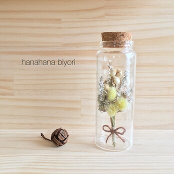 ハニーテールと小花のミニミニブーケ小瓶の画像