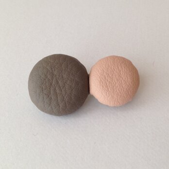 accent color ブローチ  V