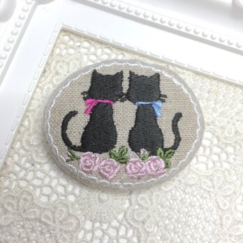 仲良しくろねこちゃん　刺繡ブローチ　　楕円横型の画像