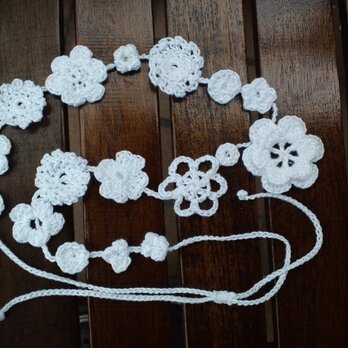 手編みの白いお花ネックレス・1の画像