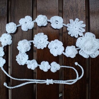 手編みの白いお花ネックレス・3の画像