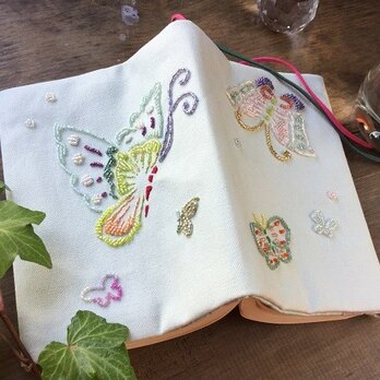 【SALE】ビーズ刺繍ブックカバー「蝶々」（文庫本用）の画像
