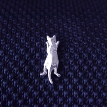 ネコのピンブローチ銀細工　ぶらさがり親猫　シルバー925鏡面仕上げの画像