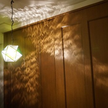 ステンドグラス 森の木漏れ日ランプ(ペンダントライト）の画像