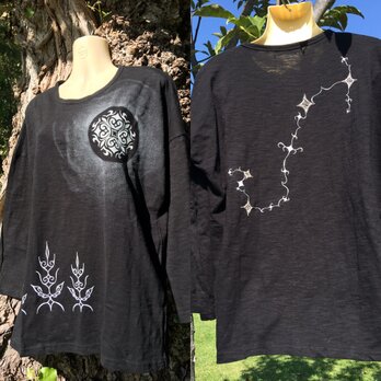 蠍座 アイヌデザイン 光る満月の森 コットンレディースTシャツ 七分袖 ブラック Mサイズの画像