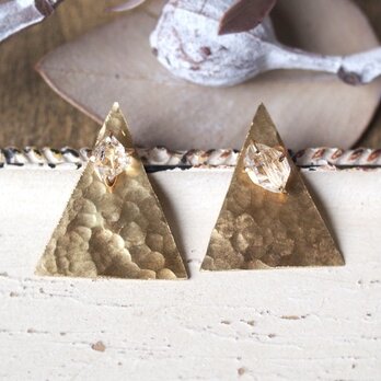 原石のハーキマーダイヤモンドと真鍮の三角ピアスの画像