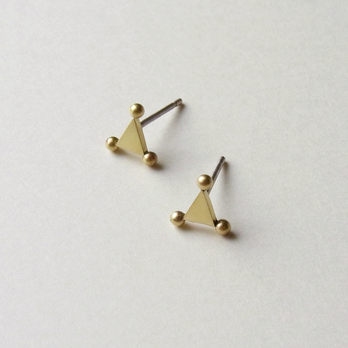 (BRASS) GRAIN TRIANGLE STUD EARRINGSの画像