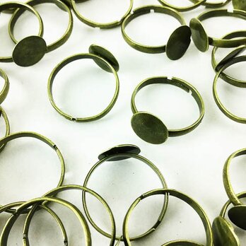 送料無料　リング パーツ　指輪　10mm台座付き　金古美　アンティーク ゴールド　50個　サイズフリー　AP0342の画像