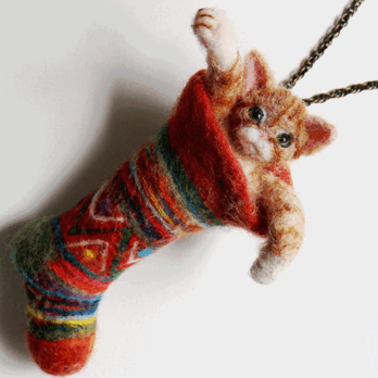 Cat in Christmas stockings  ペンダントorブローチ　レジンド羊毛フェルトの画像
