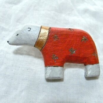 赤い服のシロクマ　木のピンブローチ