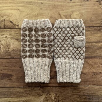 ラトビア伝統柄のハンドウォーマー（ベージュ×ブラウン）