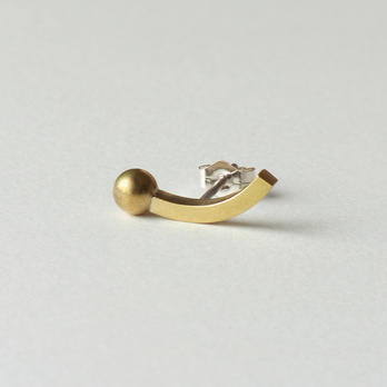 (BRASS) CURVE×SPHERE STUD EARRING TYPE-Rの画像