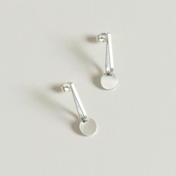 (SILVER) RIBBON×DOT STUD EARRINGSの画像