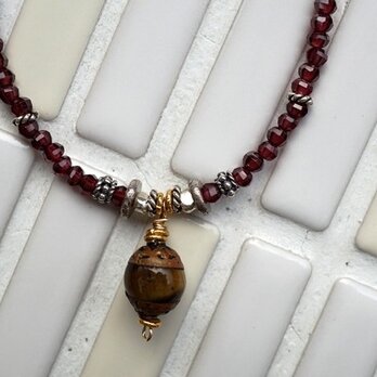 チベッタンビーズ（タイガーアイ）とガーネットのネックレス