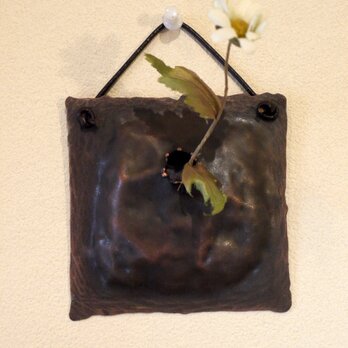 小ぶりの壁掛け銅製花器（一輪挿し）の画像