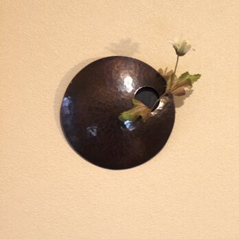 まあるい壁掛け銅製花器（一輪挿し）の画像