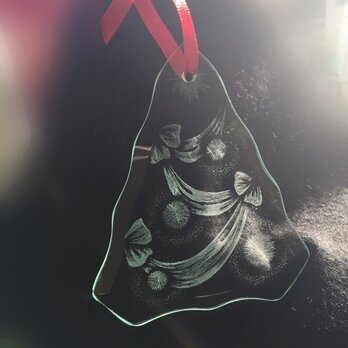 ツリー形のリボンオーナメント 〜手彫りガラス〜の画像