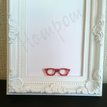 赤い琉球ガラス☆メガネのピンブローチ ホムポムの画像