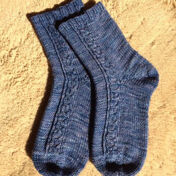 縄編み模様の手編み靴下の画像