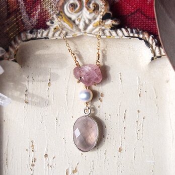 原石のスピネル・パール・ローズクォーツのネックレスの画像