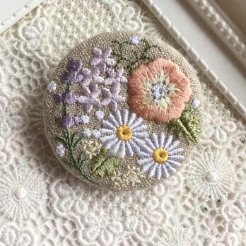 リネン　花いっぱいの刺繍のブローチ丸Gの画像